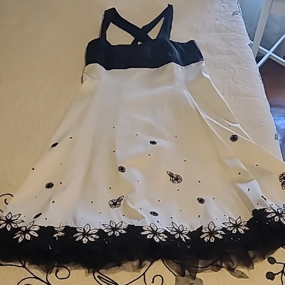 Elegant Black and White Floral Midi Dress